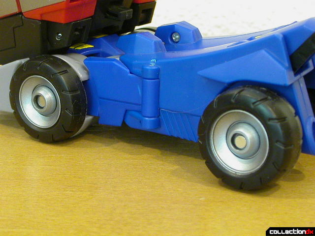 Autobot Optimus Prime- vehicle mode (left wheels detail)
