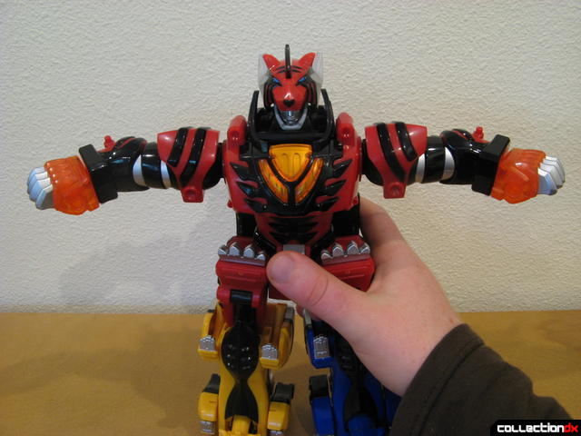 Deluxe Jungle Pride Megazord (gripped for Savage Spin attack)