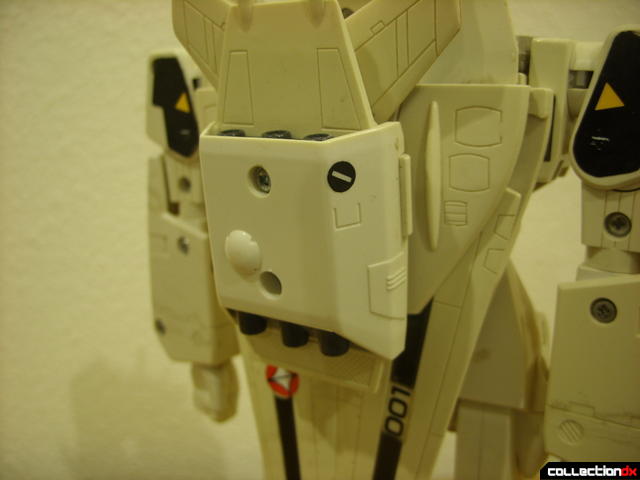 VF-1S Super Valkyrie - assembling backpack boosters (1)