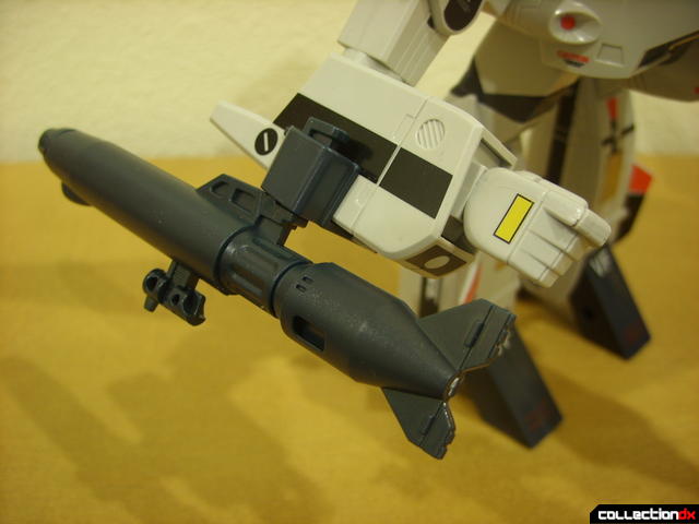 Origin of Valkyrie VF-1A Valkyrie Ichijyo ver.- GERWALK Mode (gun pod clipped to right arm)
