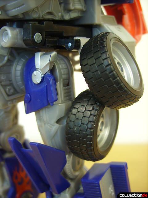 Leader-class Autobot Optimus Prime- robot mode (wheels along left thigh detail)