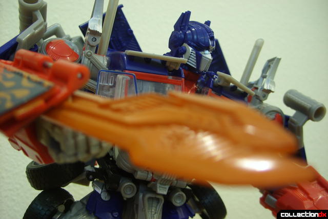 Leader-class Autobot Optimus Prime- robot mode posed (6)