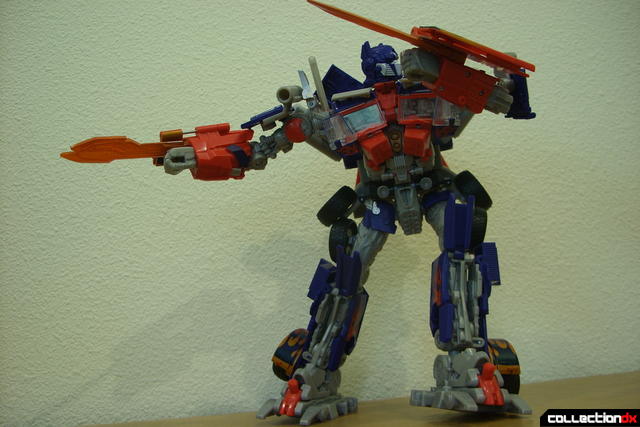 Leader-class Autobot Optimus Prime- robot mode posed (9)