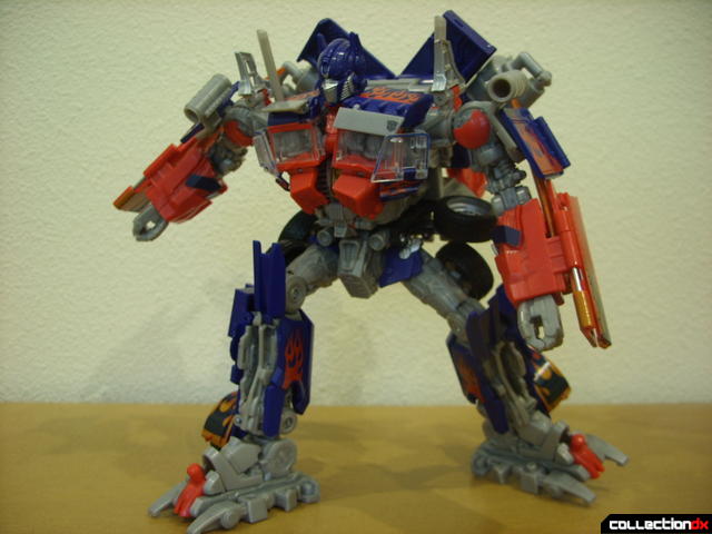 Leader-class Autobot Optimus Prime- robot mode posed (11)