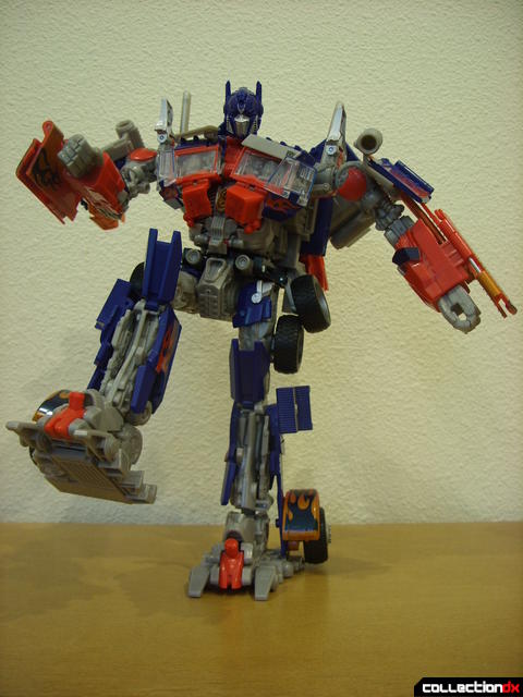 Leader-class Autobot Optimus Prime- robot mode posed (13)