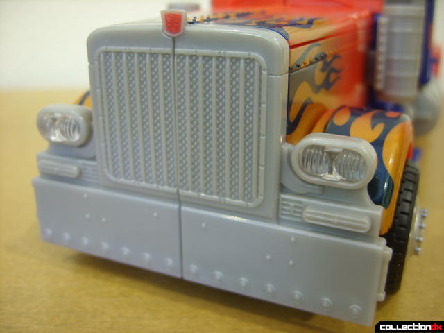 Leader-class Autobot Optimus Prime- vehicle mode (engine grille and front bumper detail)