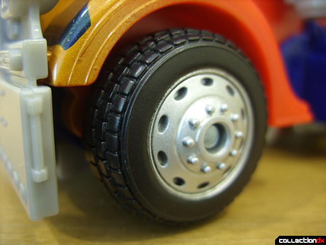 Leader-class Autobot Optimus Prime- vehicle mode (front left wheel detail)