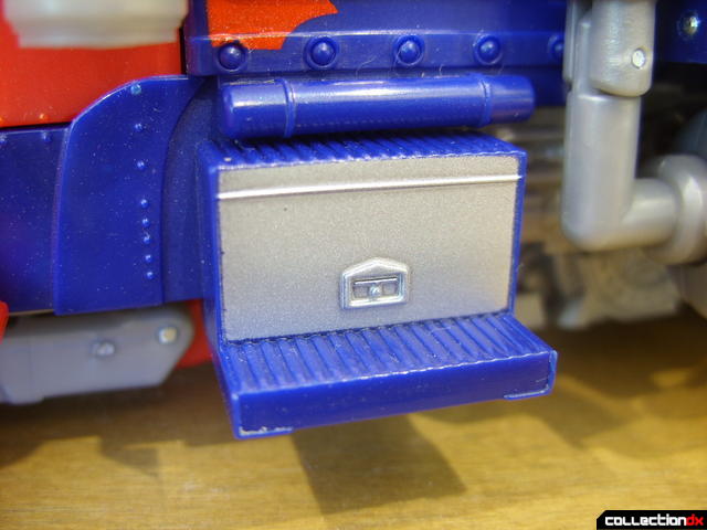 Leader-class Autobot Optimus Prime- vehicle mode (left toolbox and footstep detail)