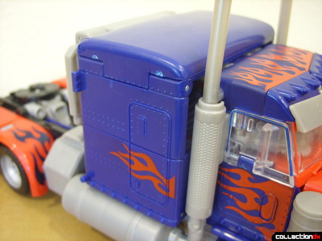 Leader-class Autobot Optimus Prime- vehicle mode (sleeper compartment detail, right side)