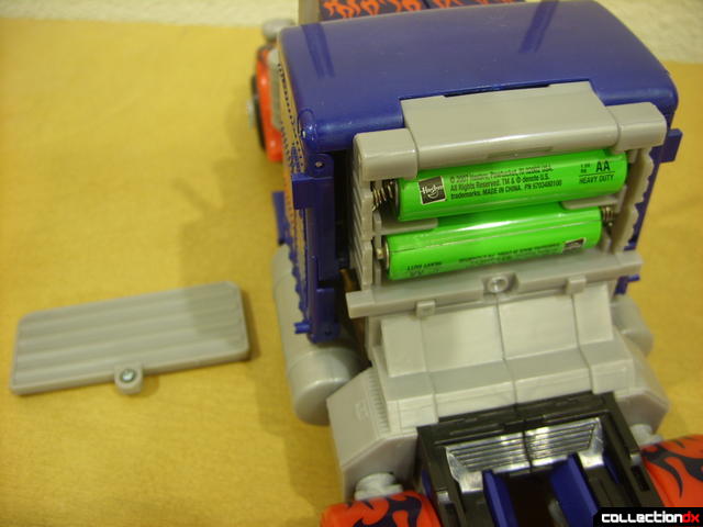 Leader-class Autobot Optimus Prime (battery compartment opened)