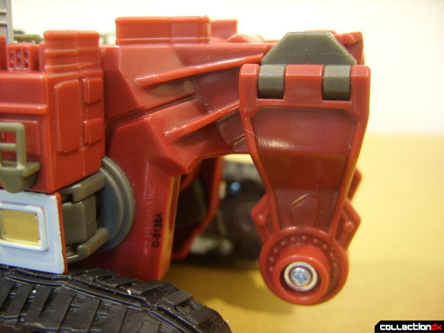 Voyager-class Decepticon Demolishor- vehicle mode (kibble on back of chassis)