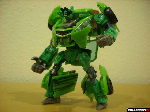 Deluxe-class Autobot Skids- robot mode posed (5)