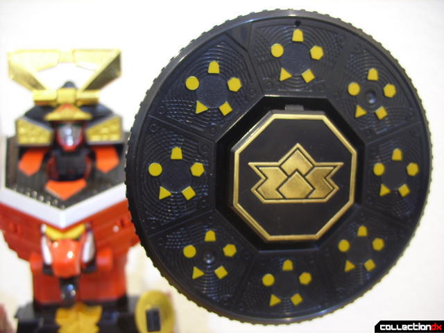 DX Samurai Gattai Shinken-Oh (Hiden Shield being held)