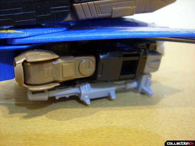 Autobot Tread Bolt with armor- vehicle mode (attaching missile launcher 1-2)