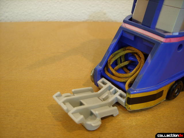 Deluxe Zeo Megazord - Zeo Zord 1 deploying towing cords (2)