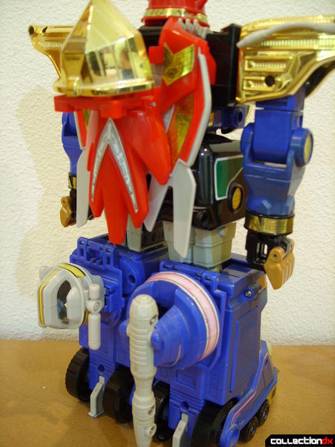 Deluxe Zeo Megazord- attaching Zeo Battle Helmets (3)