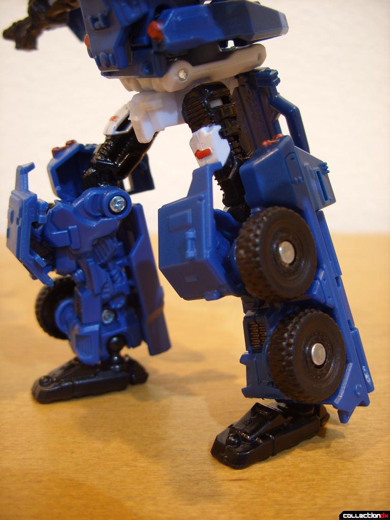Scout-class Autobot Breacher- Robot Mode (legs posed)