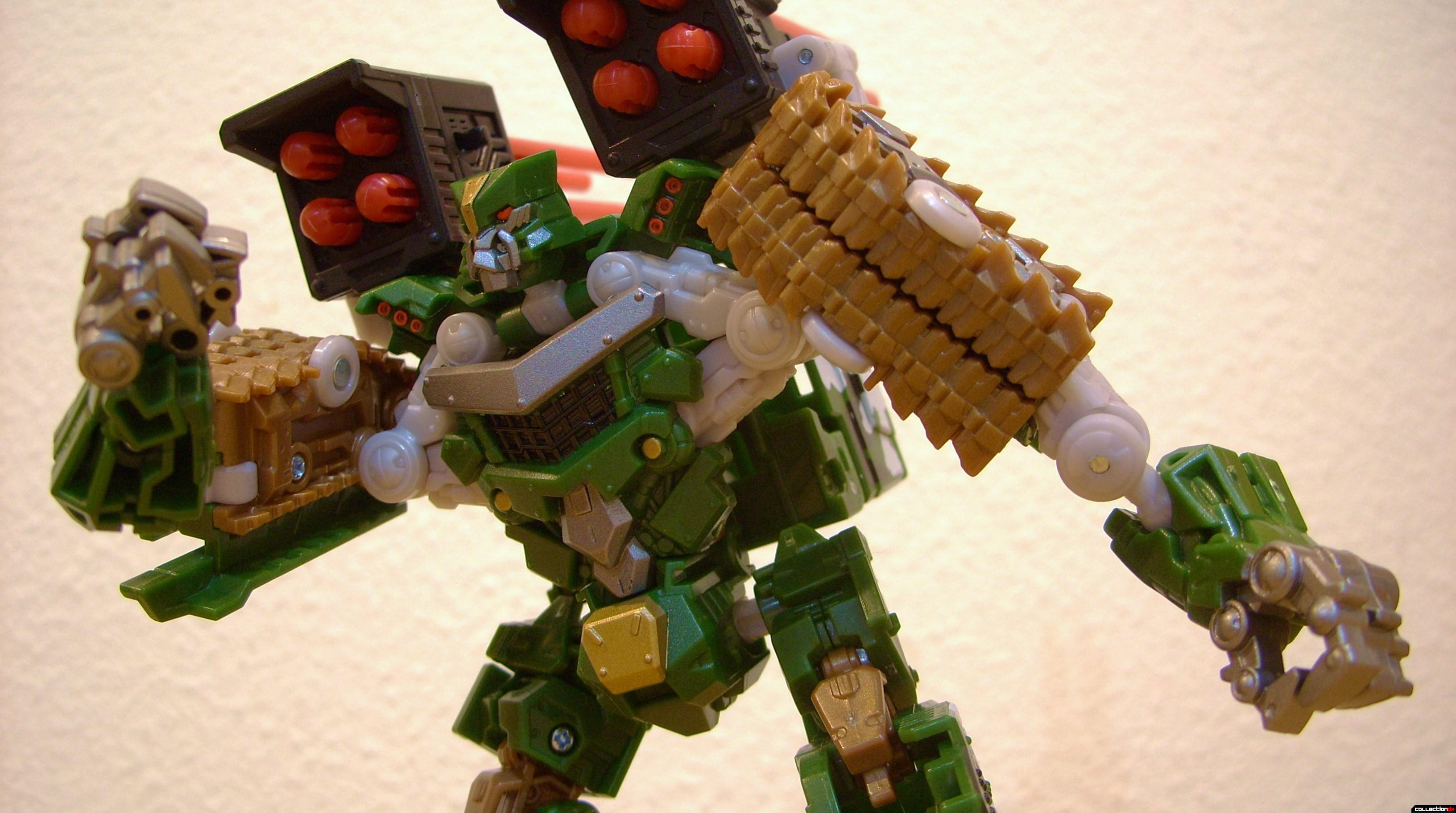 Deluxe-class Decepticon Hailstorm- Robot Mode posed (1)