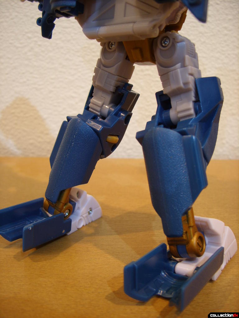 Voyager-class Autobot Sea Spray- robot mode (legs, back)