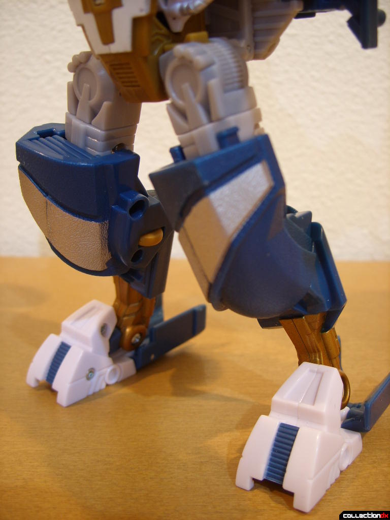 Voyager-class Autobot Sea Spray- robot mode (legs, front)