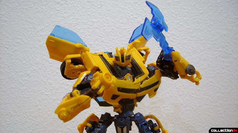 Deluxe-class Battle Blade Bumblebee - robot mode posed with weapons