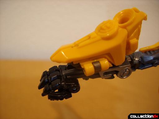 Deluxe-class Battle Blade Bumblebee - robot mode, deploying blaster (1)