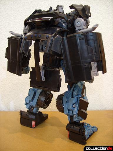 DotM Leader-class Autobot Ironhide (28)