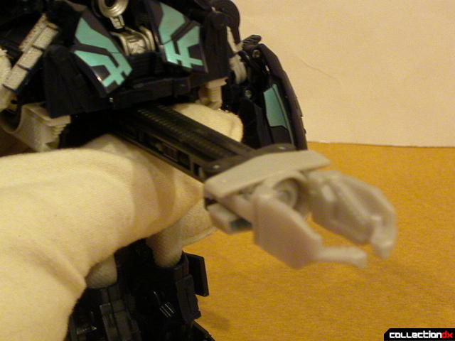 Decepticon Payload- robot mode (claw detail, closed)